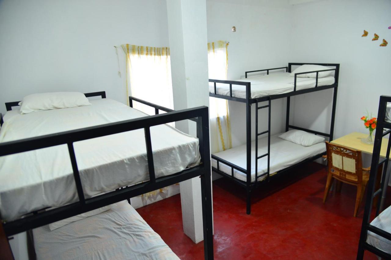 Lucky Beach Front Hostel Hikkaduwa Exterior photo