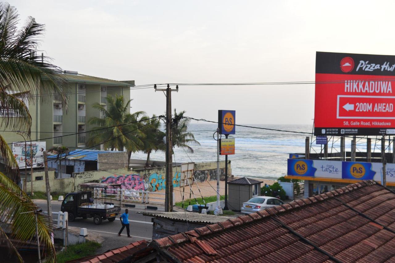 Lucky Beach Front Hostel Hikkaduwa Exterior photo